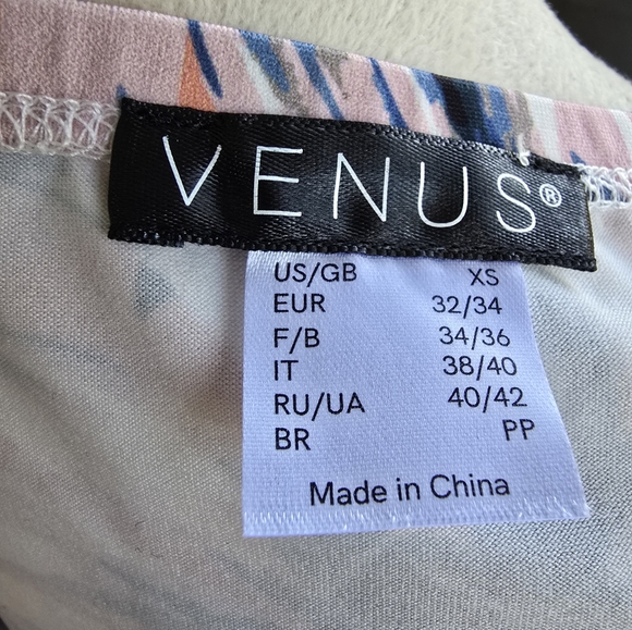 Venus NWOT Coral Embellished Jeweled Cold Shoulder Short Sleeve Top Size XS - Picture 4 of 6